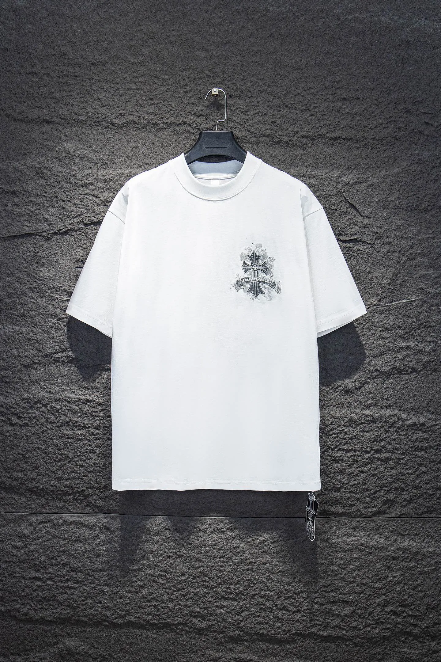 P180 🆕Chrome hearts 25ss os version is really charming and Chrome hearts are really unique. Each season's new version is made to the extreme. It is very practical and can be worn casually. Nice✔️ - ⚠️100% cotton. It is made of 32-count double yarn, 260-gram weight fabric and imported knitted needle carded cotton. It has moderate thickness, drape and contour, and the upper body is comfortable! ! It is very tolerant to fat body types and can instantly lose five pounds after wearing it!  The front and rear panels are hand-printed on the silk screen platen, and the 3D full-color scan pattern is used as film to ensure that the printing pattern is restored to the highest degree, and the printing is made to have a cracking effect and is reinforced and not easy to fall off. The upper and lower LOGO printing has a strong touch texture. The printing material uses environmentally friendly active water slurry and anti-sublimation liquid for the base. The garments can withstand washing without stripping. The addition of handmade elements to the body of the garment greatly increases the interest of the garment and creates a unique visual effect. After special treatment, a unique effect is formed. An irregular hem is added to the version. This year's Kroxin is the main version. In the past two years, the oversize version has become the focus of the trend and has been a popular staple in the past two years. The change of designers has made this brand an instant hit. The progressive fashion of the times also needs the blood impact of fresh elements and trendy designs in order to continue its glory! It’s stylish both inside and outside, a must-have for high street travel! An absolute "eye-catching style" that can match couples 💏 Color: Black White Size: S M L XL